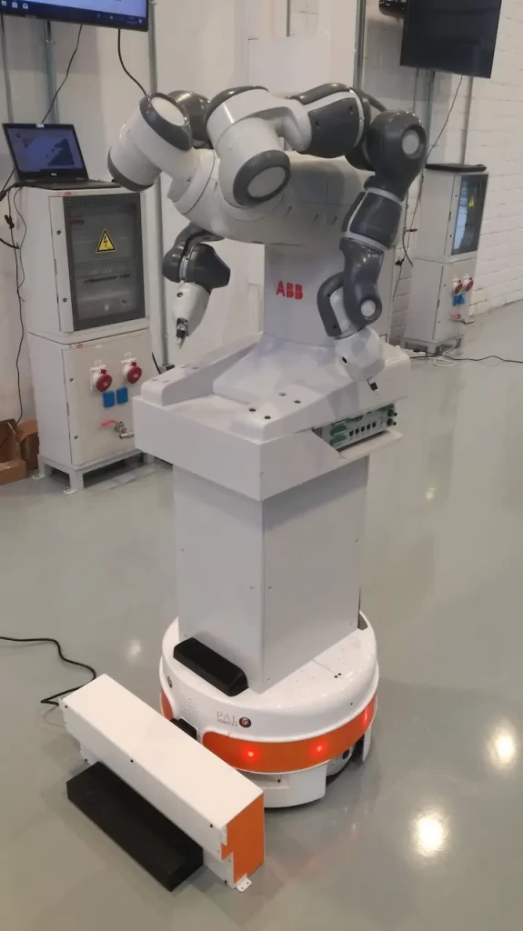 TIAGo Base transporting the robot ABB